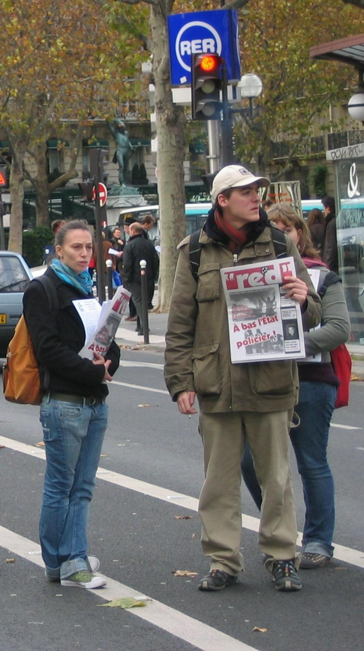 Vente de Red lors d'une manifestation.