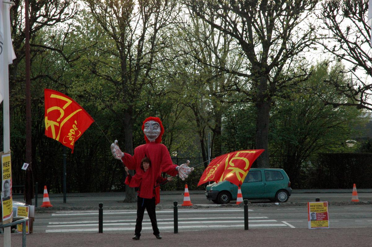 Mannequin portant deux drapeaux rouges LCR
