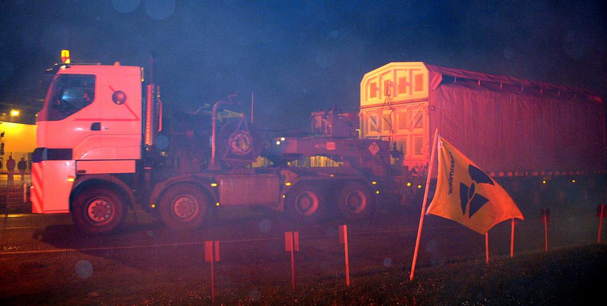 Camion de MOX dans la fumée des feux de détresse