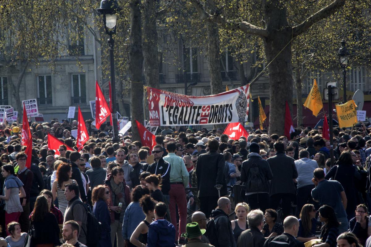 Rassemblement pour l'égalité des droits - Banderole NPA