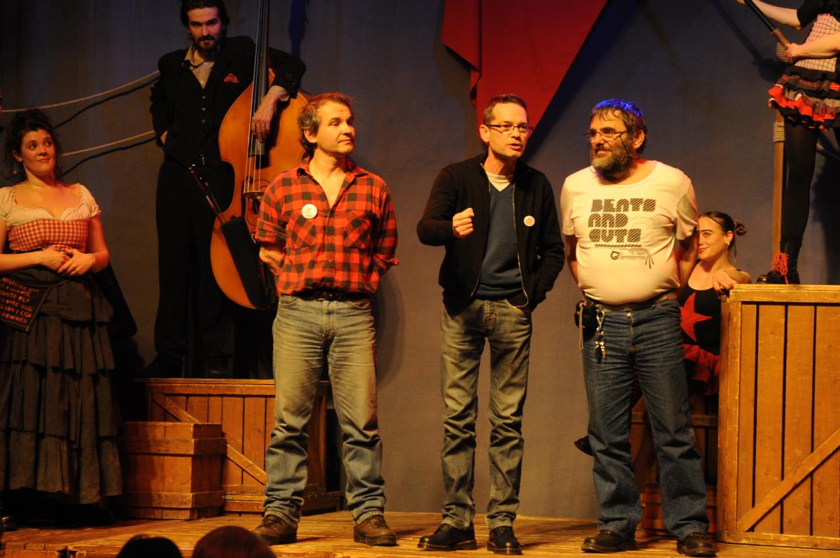 Cégétistes appelant à la solidarité aux PSA d'Aulnay au Dîner-spectacle