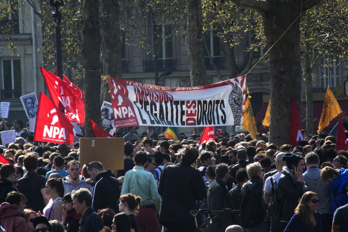 Rassemblement pour l'égalité des droits - Banderole NPA