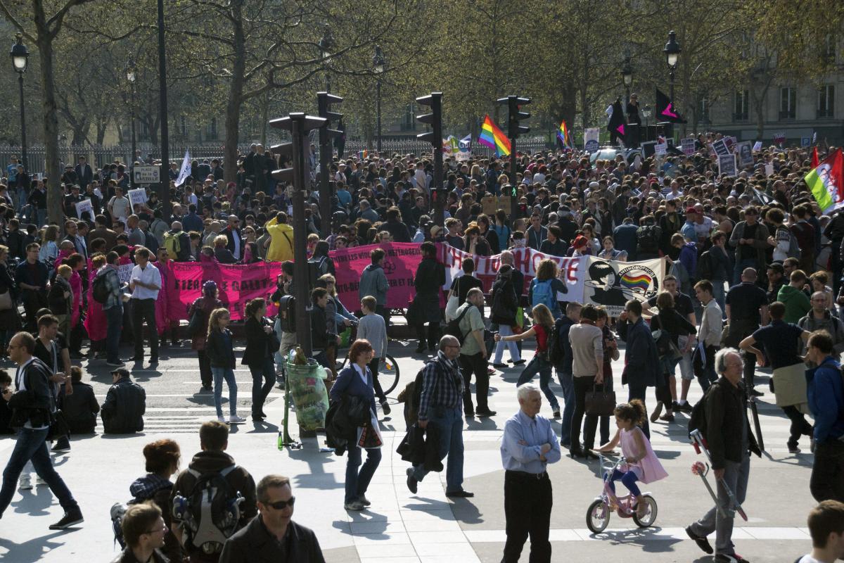 Rassemblement pour l'égalité des droits - Foule et banderoles Pink Bloc