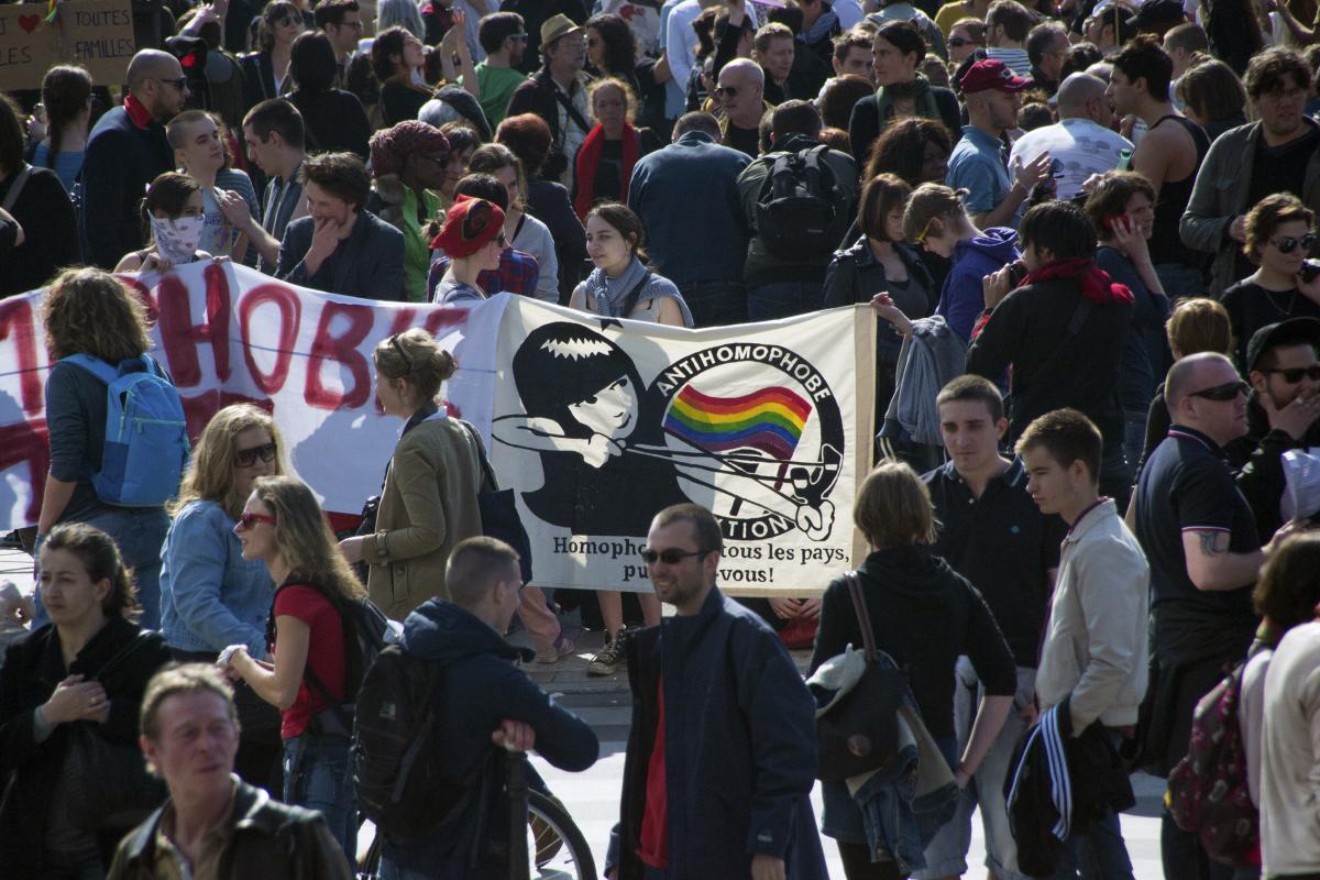 Rassemblement pour l'égalité des droits - Foule et banderoles Pink Bloc