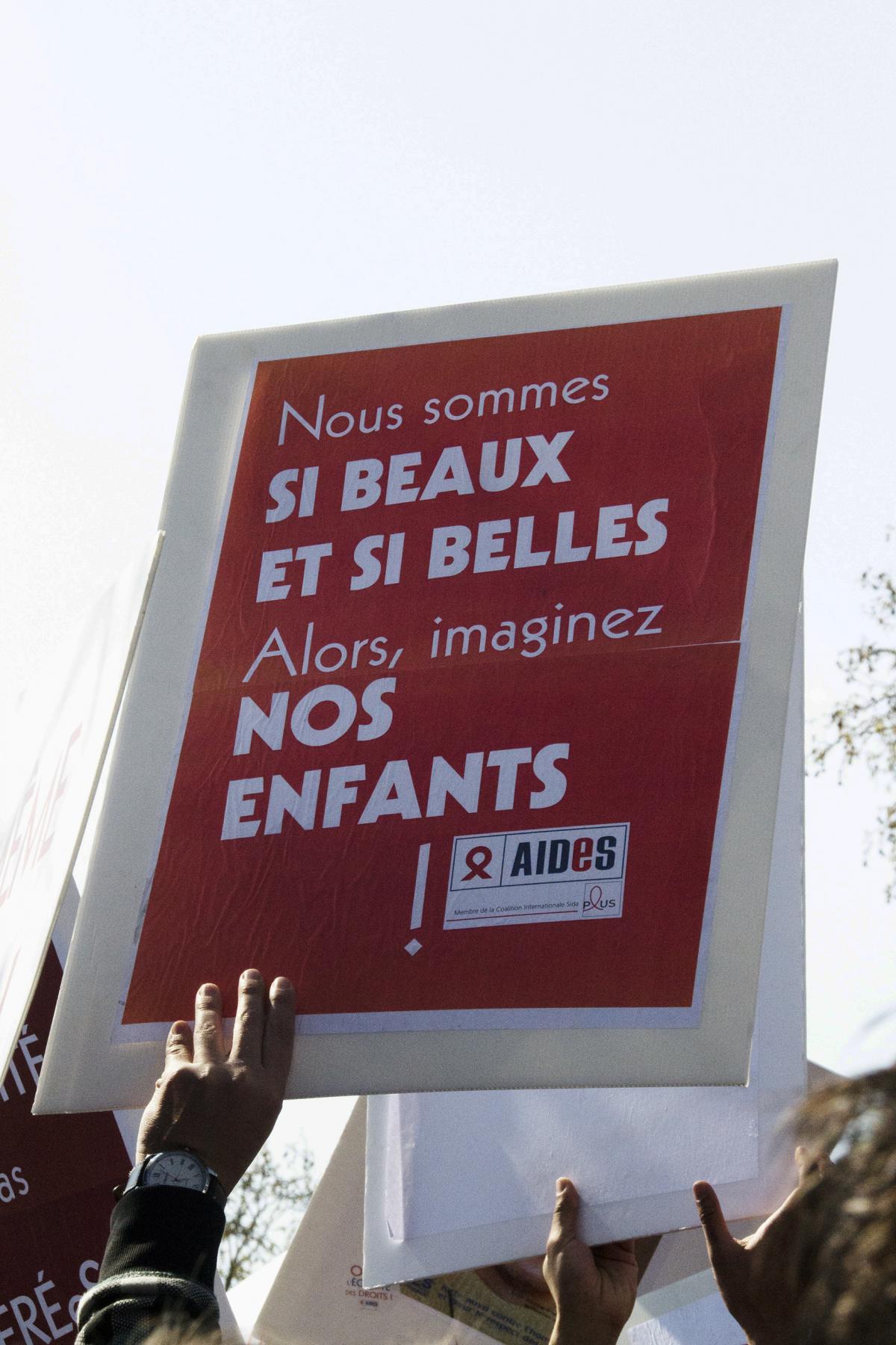 Rassemblement pour l'égalité des droits - Pancarte Aides