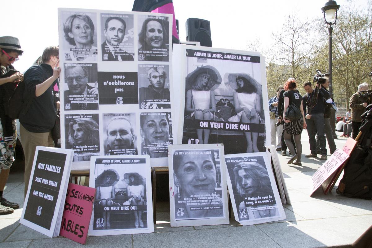 Rassemblement pour l'égalité des droits - Pancartes Act-Up