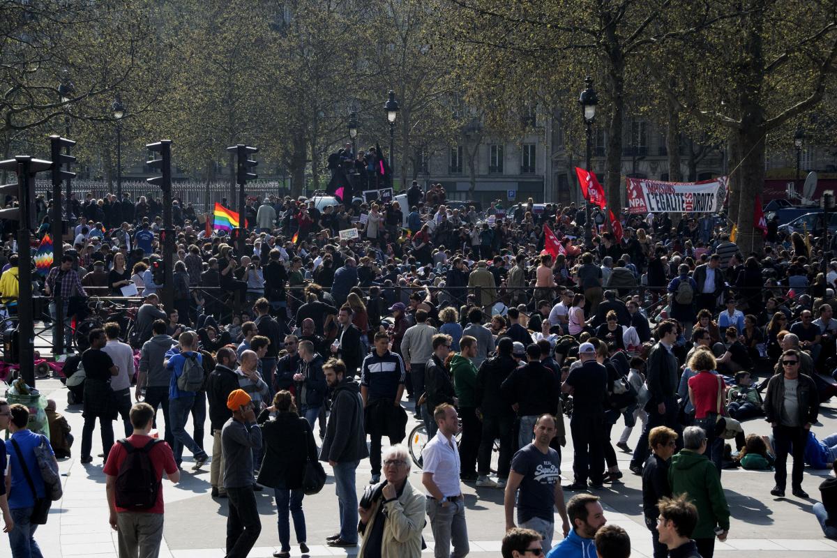 Rassemblement pour l'égalité des droits - Foule et banderole NPA