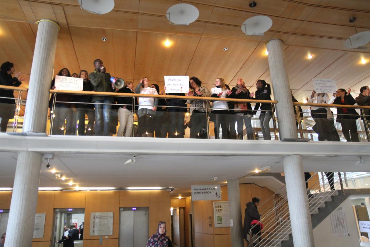 Dans le hall de la mairie