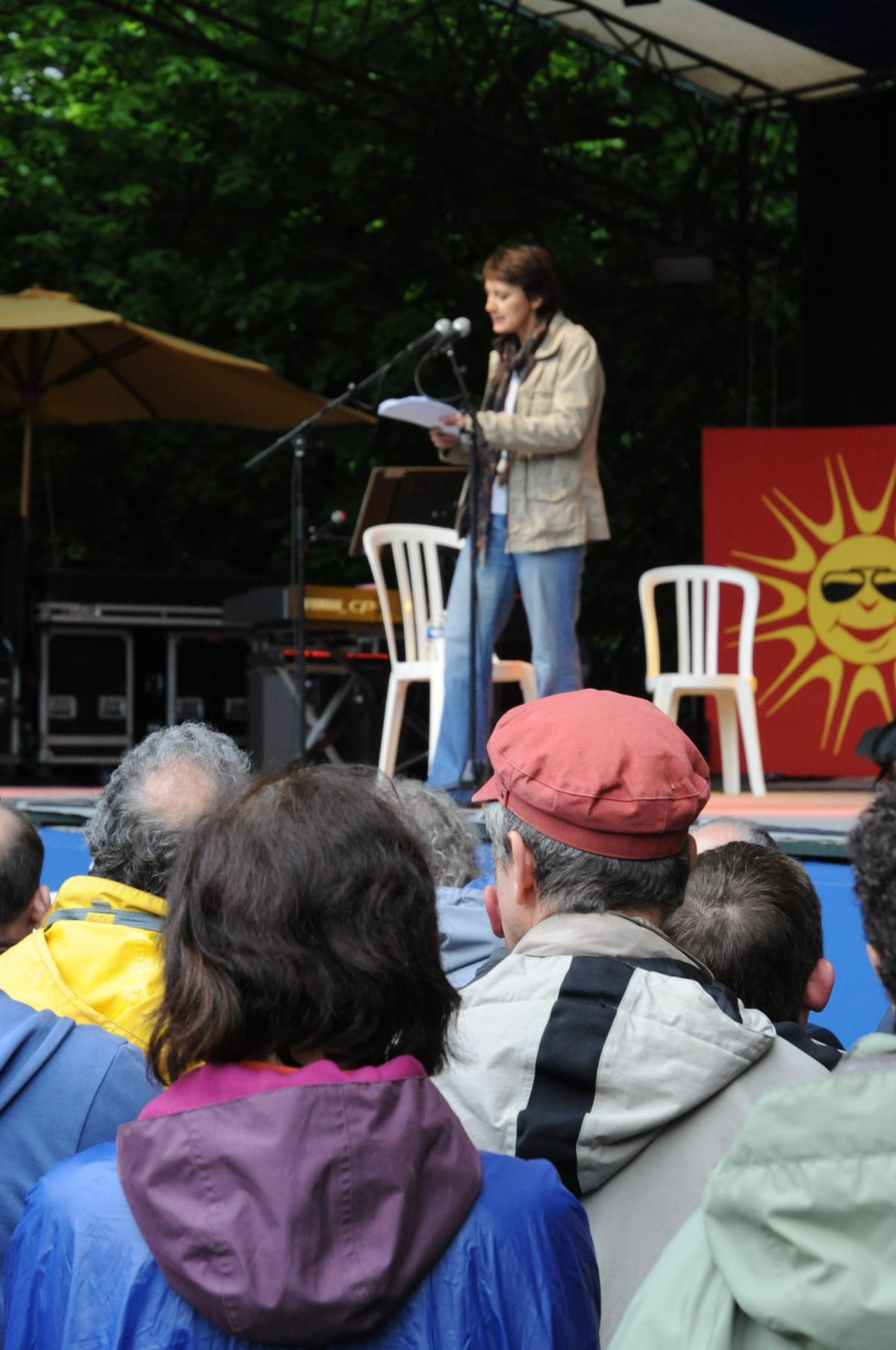 Nathalie Arthaud au meeting central de Lutte Ouvrière