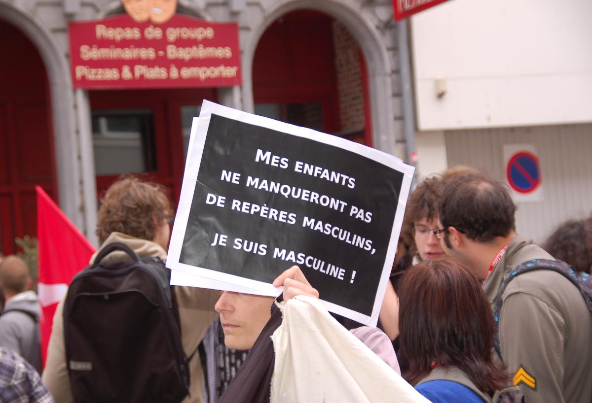 militant LGBTI tenant une pancarte à la marche des fiertés: