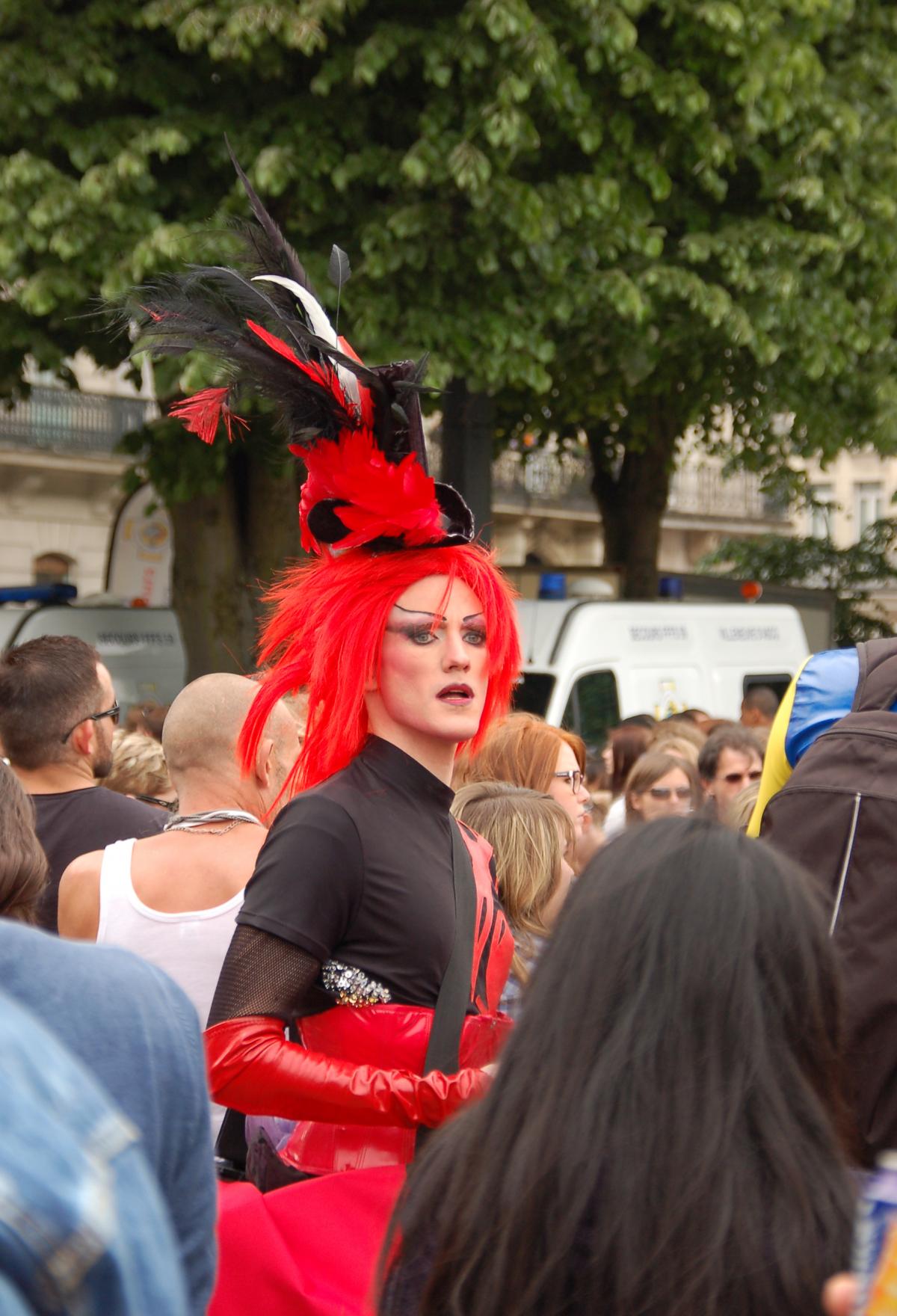 militante LGBT dans la foule lors de la marche des fiertés.