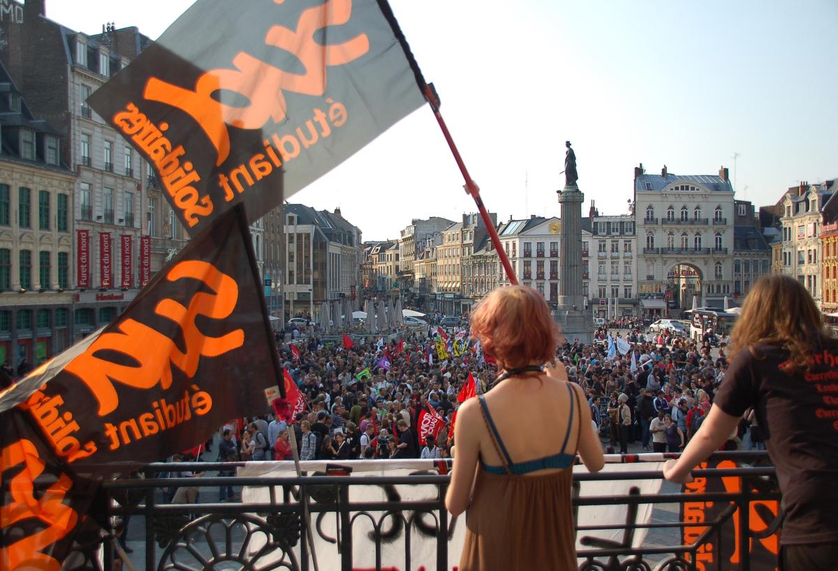 de jeunes militants SUD Etudiant brandissent des drapeaux face à la foule unitaire venue rendre hommage à Clément Méric, assassiné par un groupe de l'extrème droite radicale.