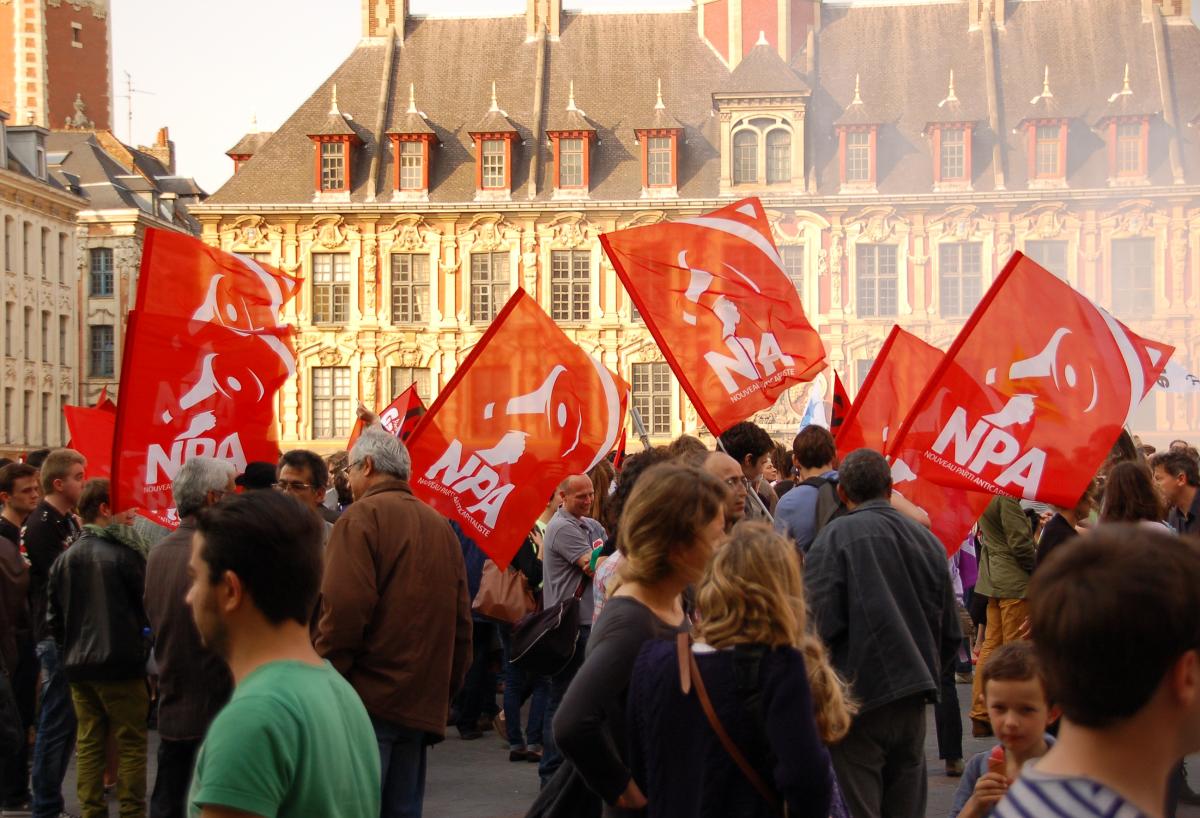 militants NPA lors du rassemblement en hommage au militant syndicaliste et antifasciste Clément Méric assasiné par un groupe de l'extrème droite radicale.