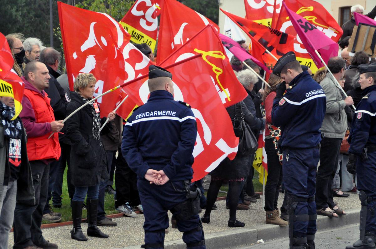 Arrivée de Le Pen protégée par les gendarmes mobiles.