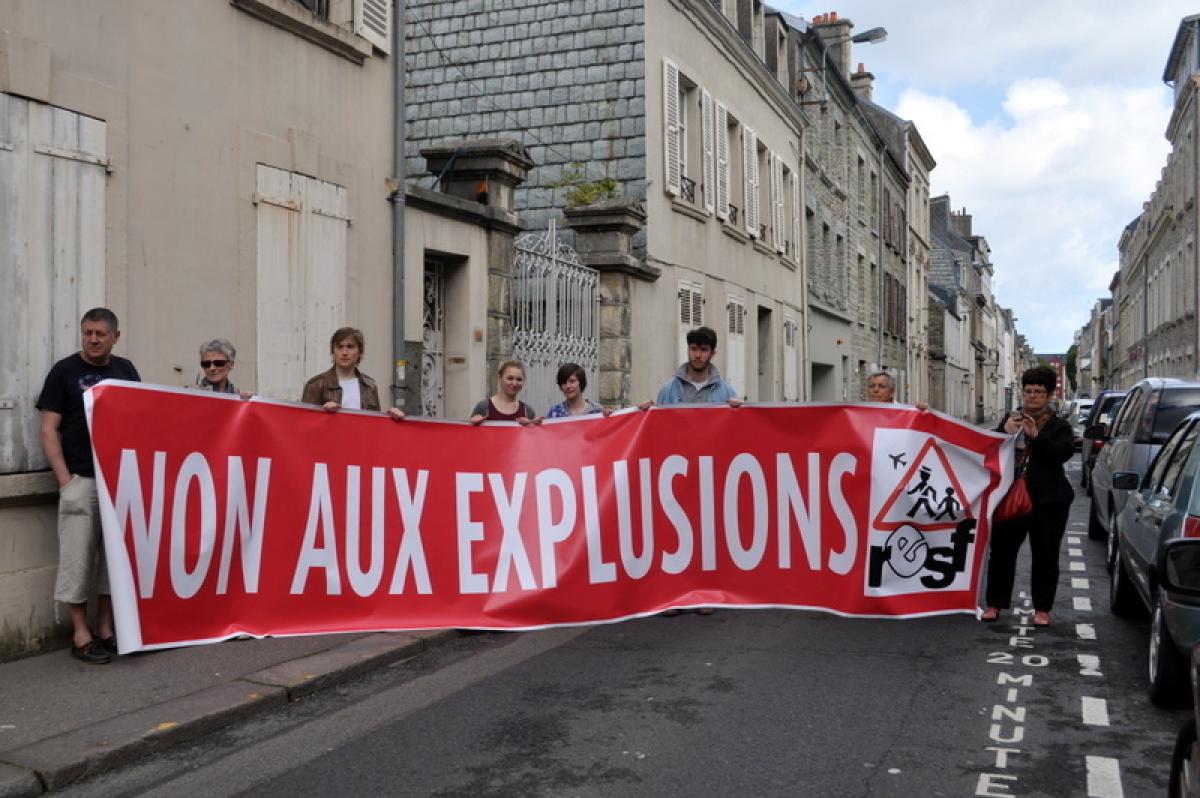 Banderole Non aux expulsions du Réseau Education Sans Frontiéres