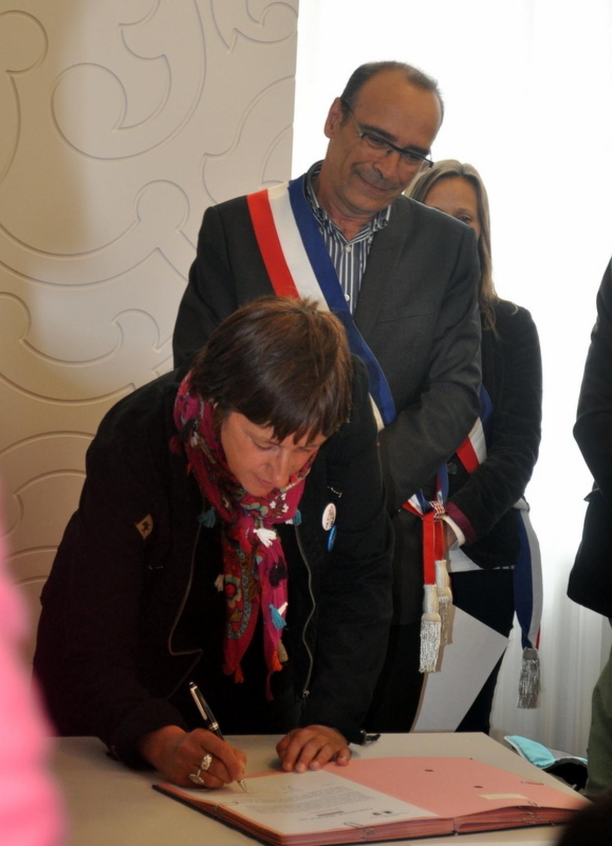 Signature de la marraine du fils K. accompagné du parrain