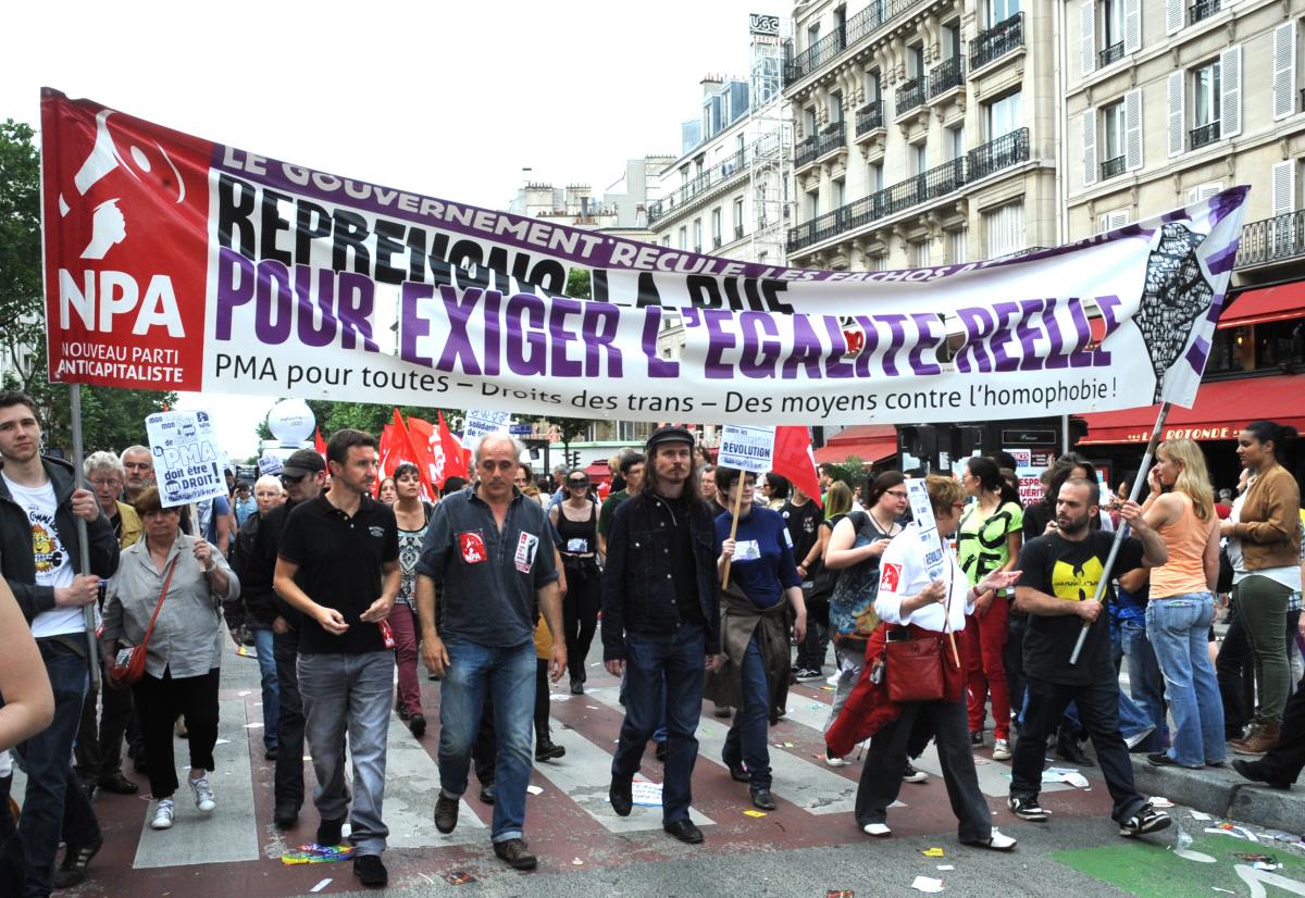 Banderole Npa Reprenons la rue pour exiger l'égalité réelle