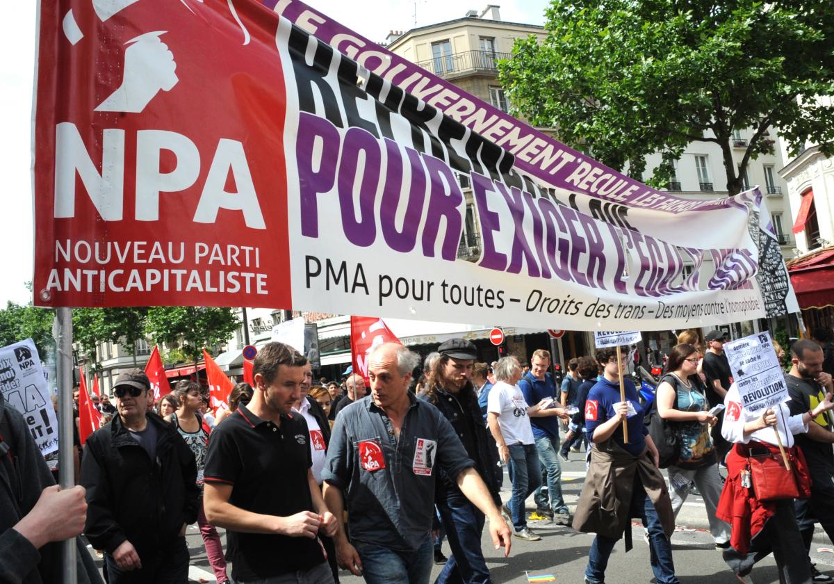 Olivier Besancenot et Philippe Poutou sous la Banderole Npa Reprenons la rue pour exiger l'égalité réelle