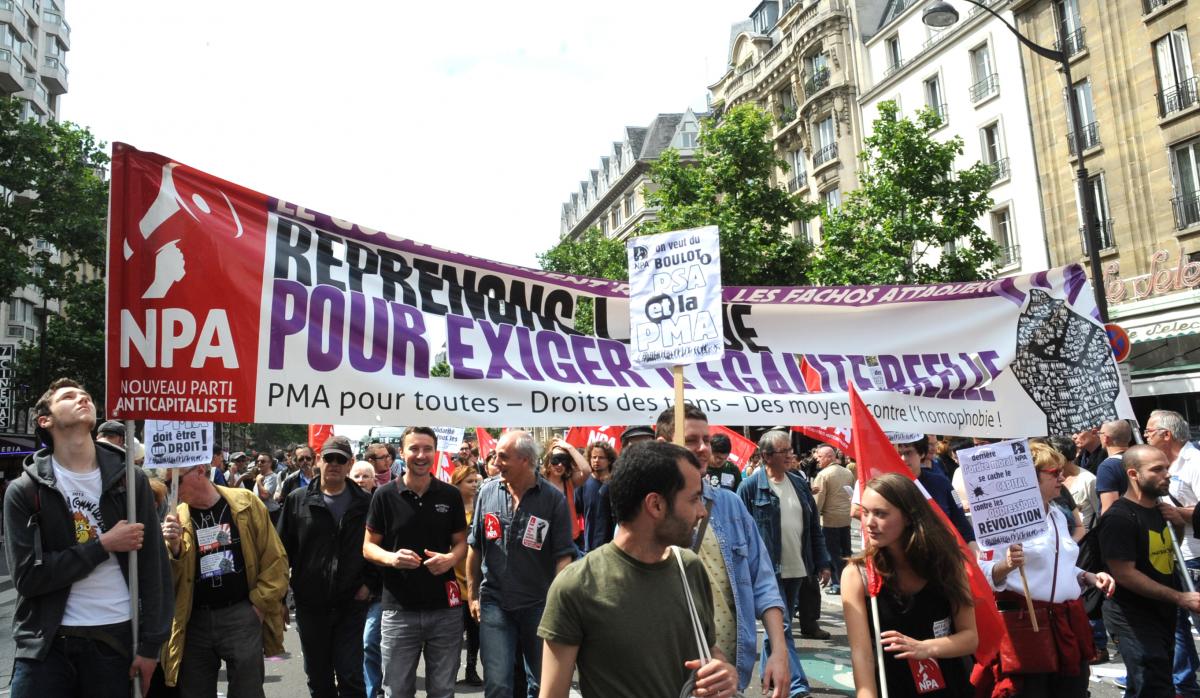 Olivier Besancenot et Philippe Poutou sous la Banderole Npa Reprenons la rue pour exiger l'égalité réelle