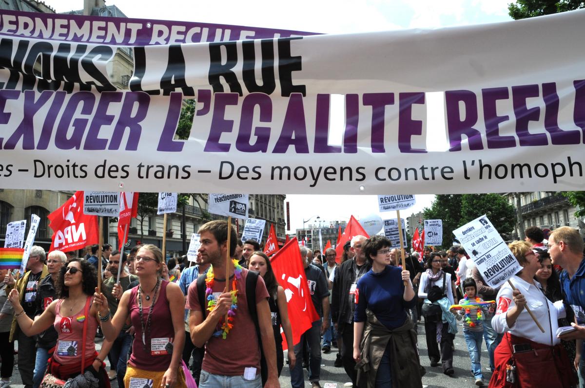 Banderole Npa Reprenons la rue pour exiger l'égalité réelle