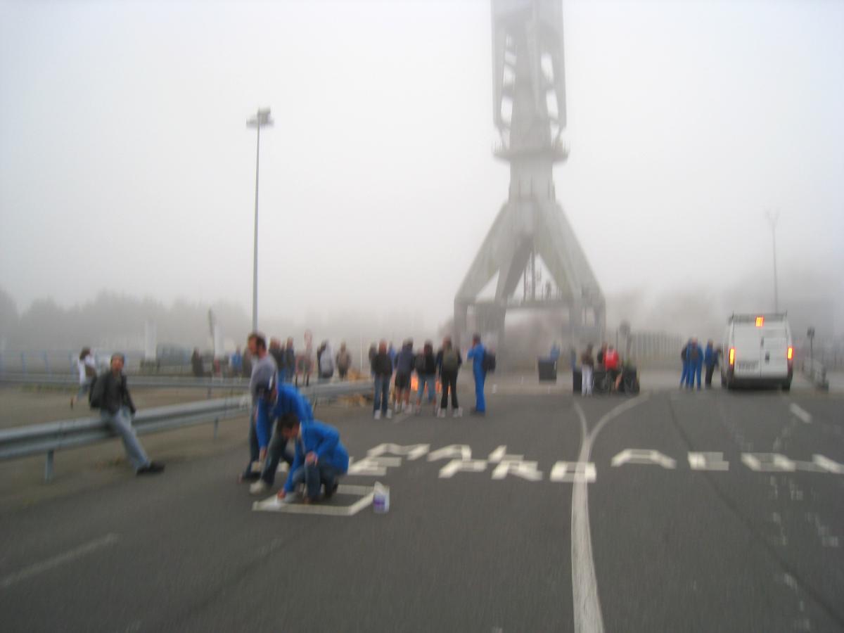 Barrage de grèvistes et brume au petit matin à l'écluse de la forme Joubert STX -Europe chantier de latlantique St Nazaire