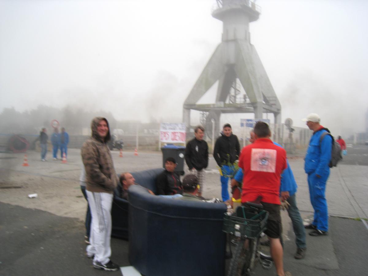Barrage de grèvistes et brume au petit matin à l'écluse de la forme Joubert STX -Europe chantier de latlantique St Nazaire