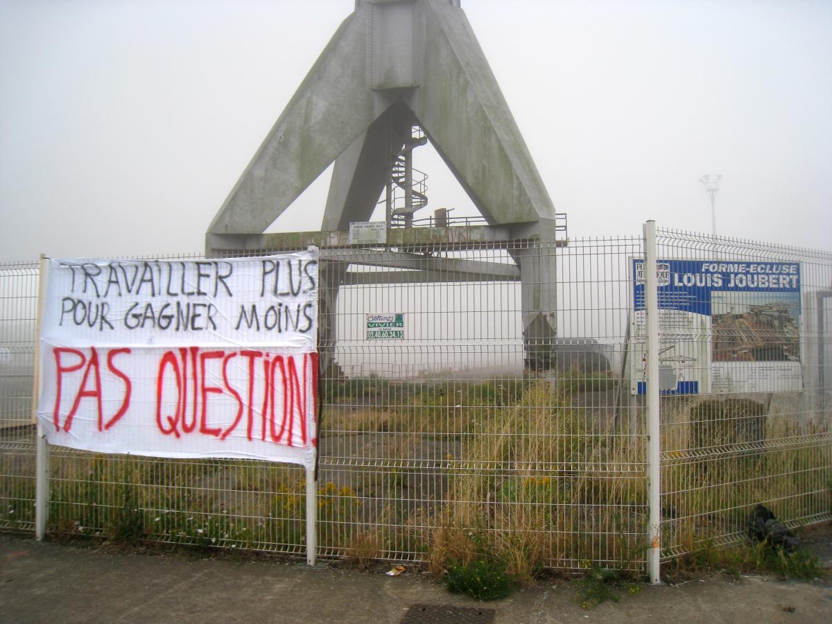 Banderole Travailler plus pour gagner moins Pas Question chantier de latlantique St Nazaire