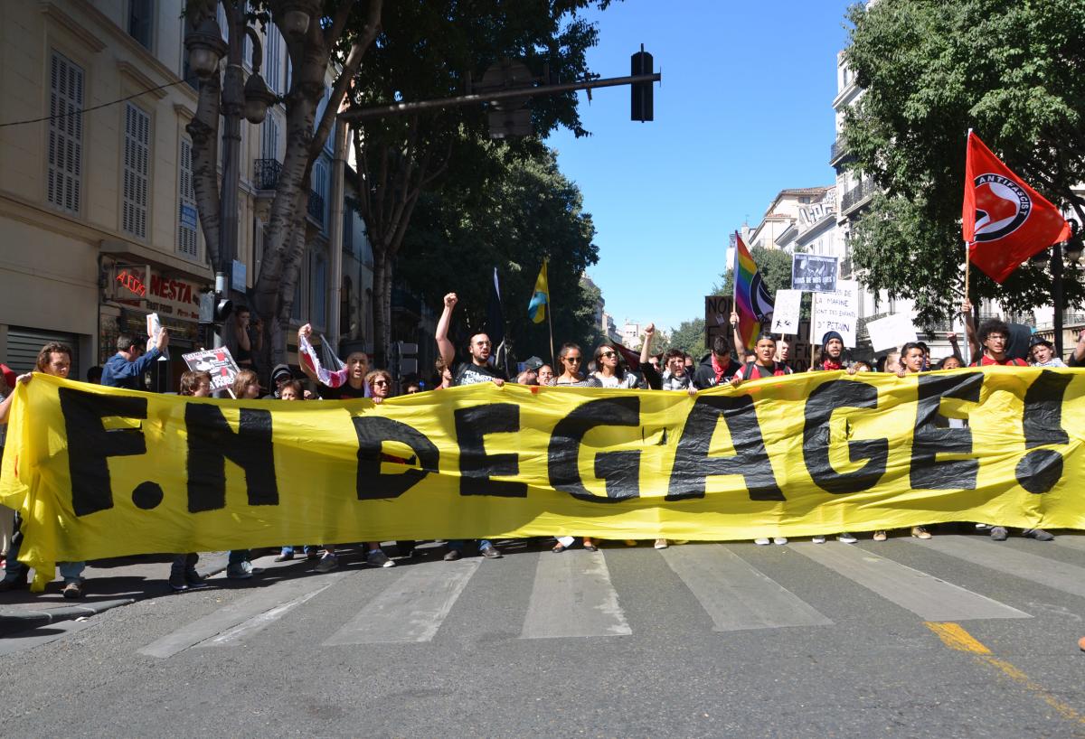 banderole antifa fn dégage