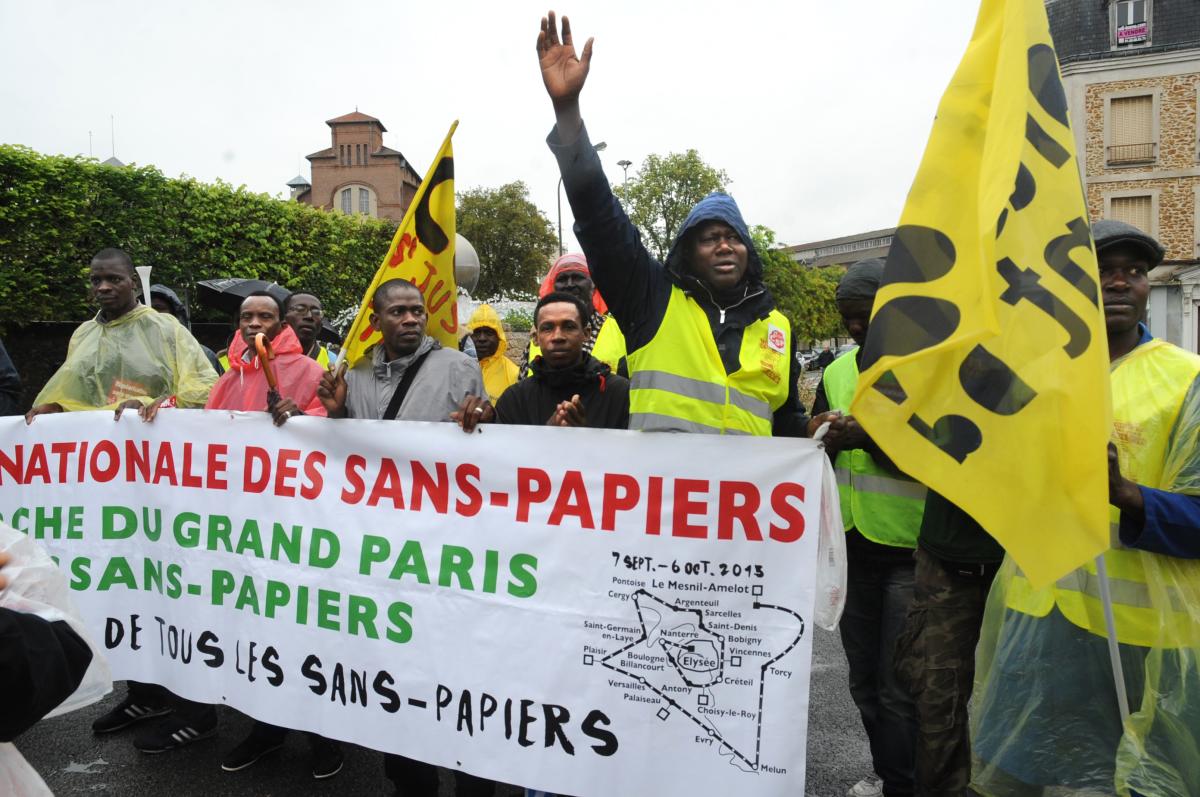 Sans-papiers et Migrants de l'Union nationale des Sans-papiers (UNSP) drapeau droits devant!