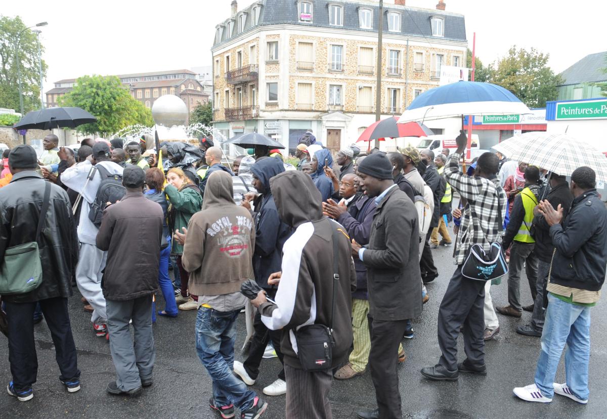 Sans-papiers et Migrants de l'Union nationale des Sans-papiers(UNSP) devant la mairie de Corbeil