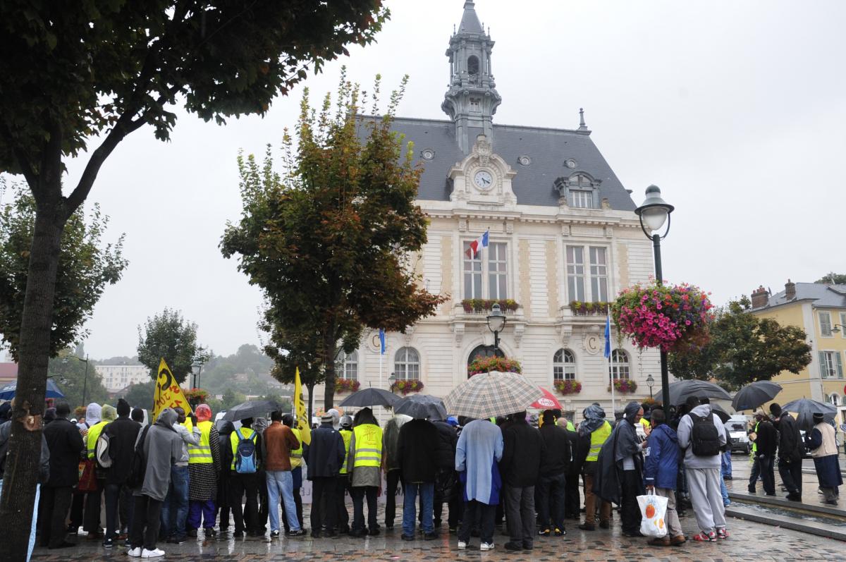 Sans-papiers devant la mairie de Corbeil Essonne