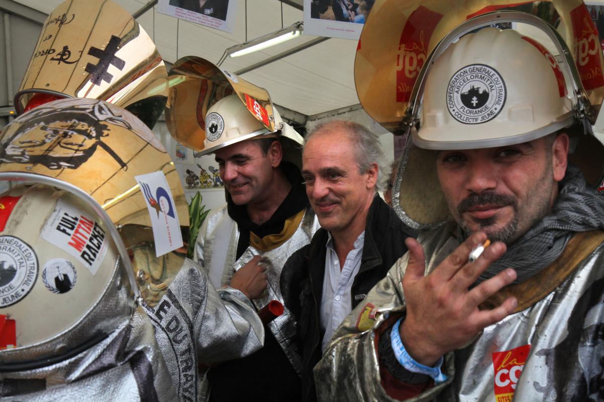 Philippe Poutou avec les salariés d'Arcelormittal