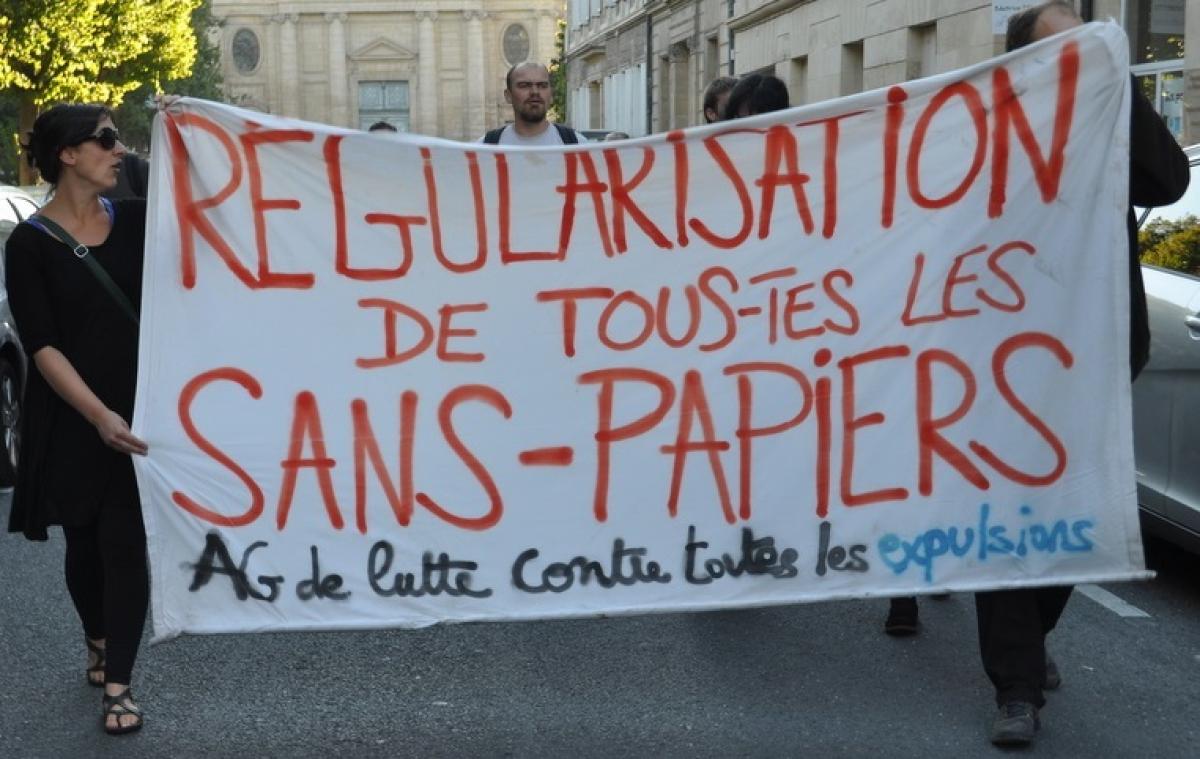 Banderole : Régularisation de tous-tes les sans papiers