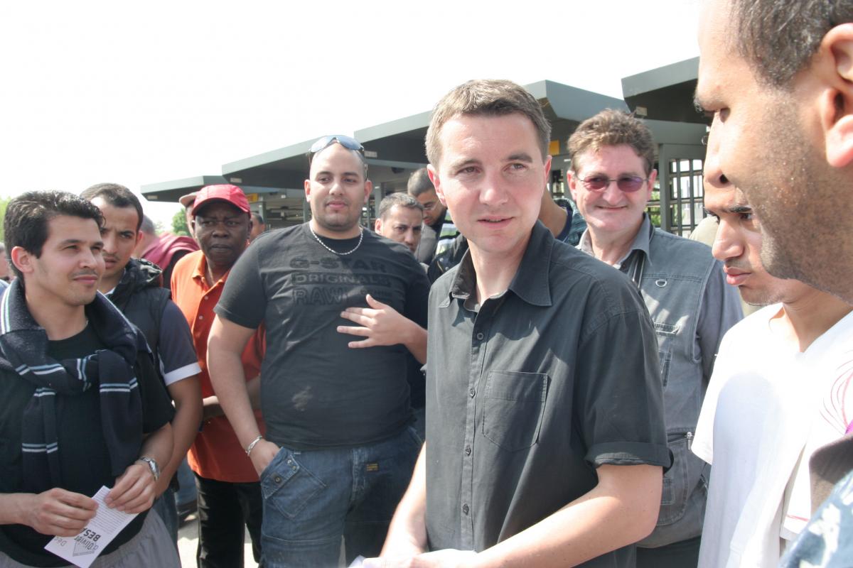 Olivier besancenot à la sortie des usines Citroën à Aulnay