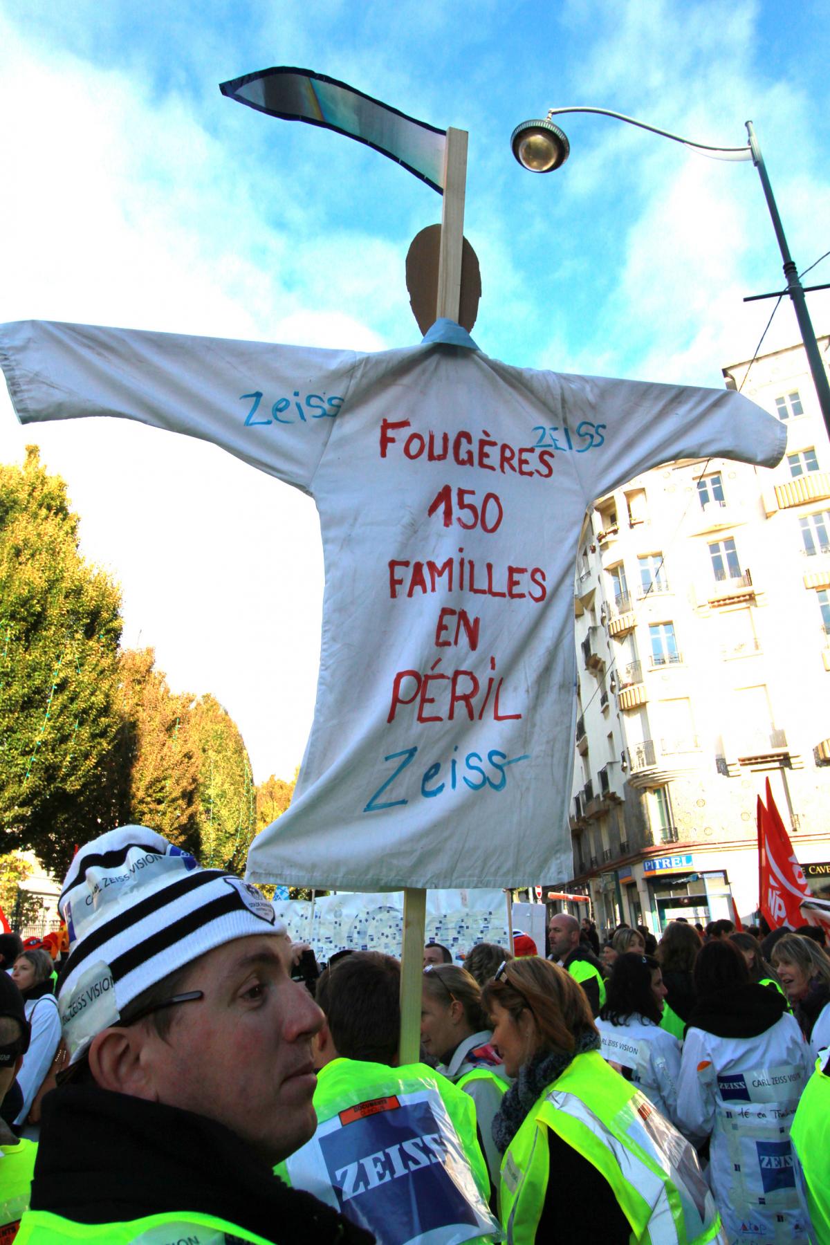 Epouvantail 0 l'effigie de Hollande avec une faux Fougères 150 familles en péril Zeiss