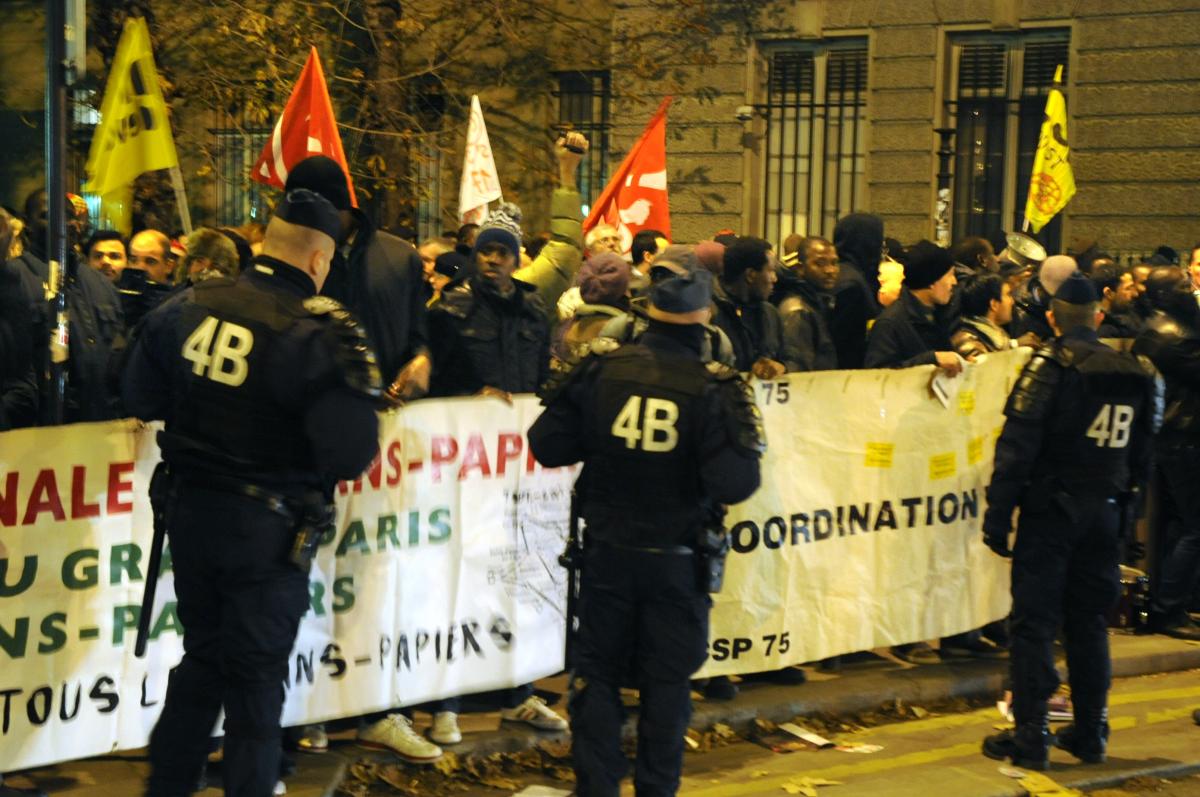 Union Nationale des Sans-Papiers (UNSP) devant le siège du Parti Socialiste