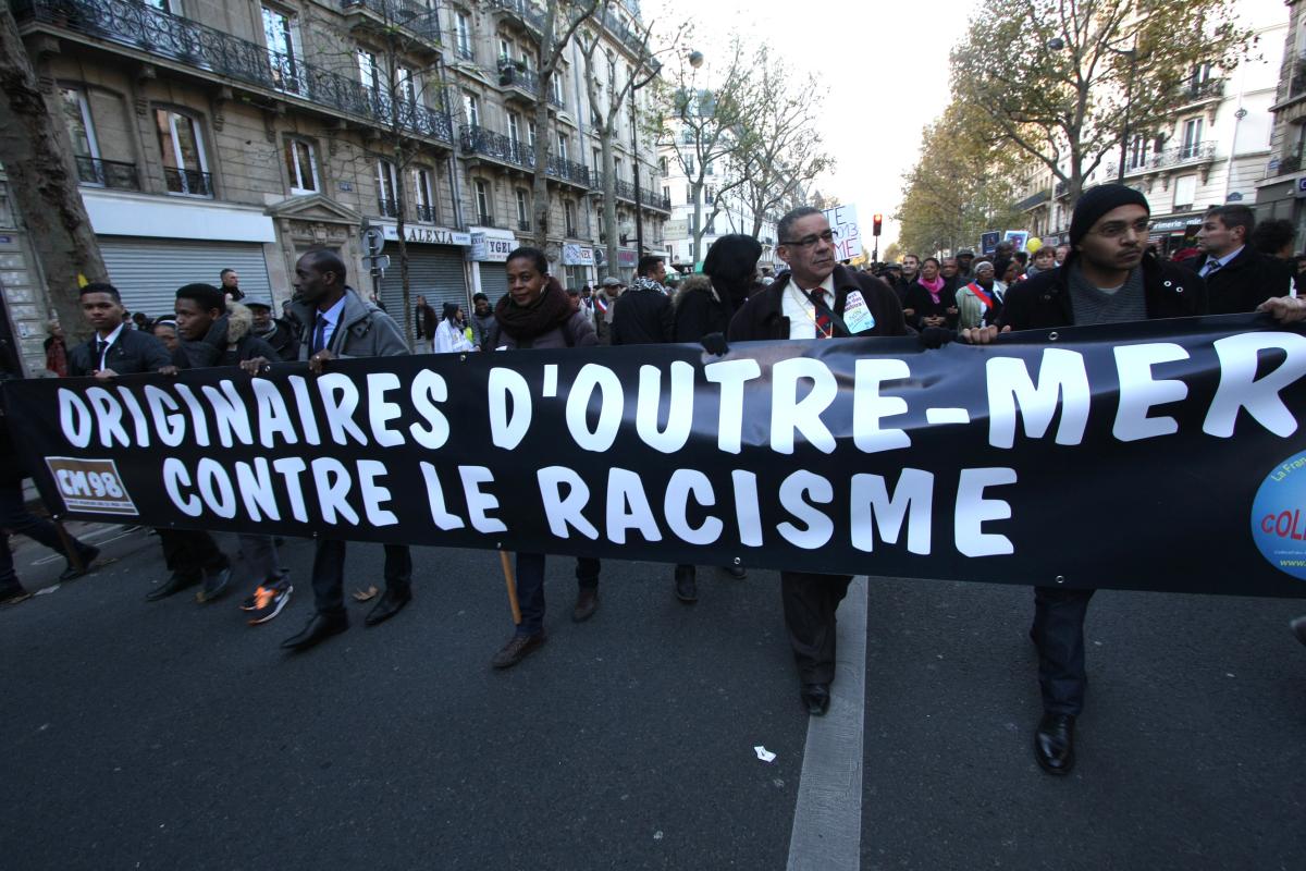Banderole Originaires d'outre-mer contre le racisme