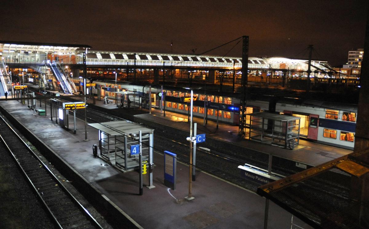 Train en gare du Rer C