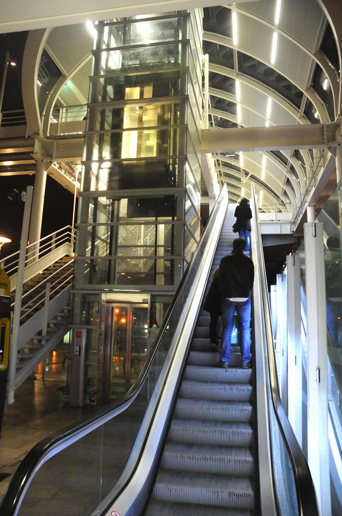 Ascenceur et escalier mécanique gare du Rer C