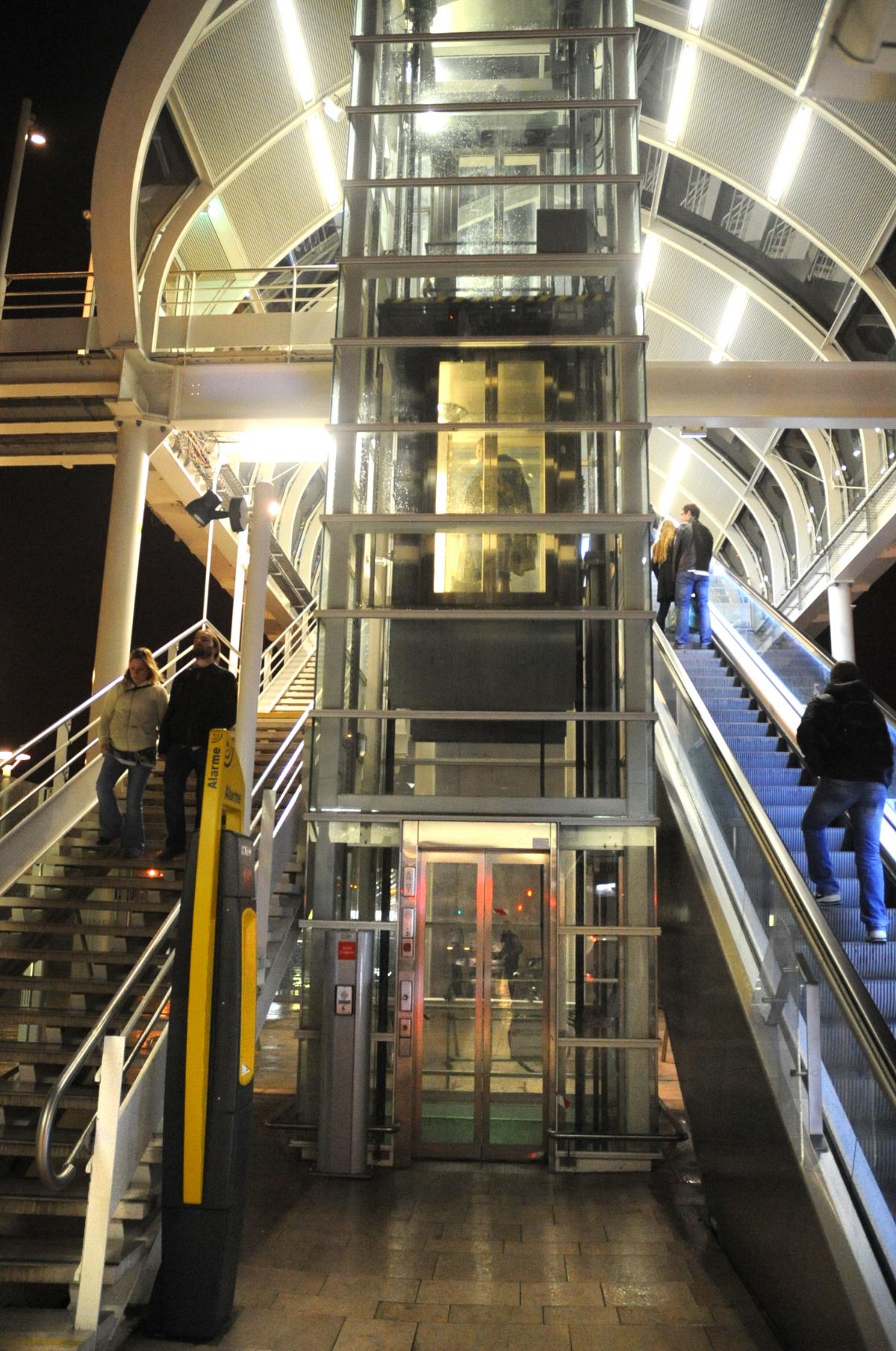 Ascenceur et escalier mécanique gare du Rer C