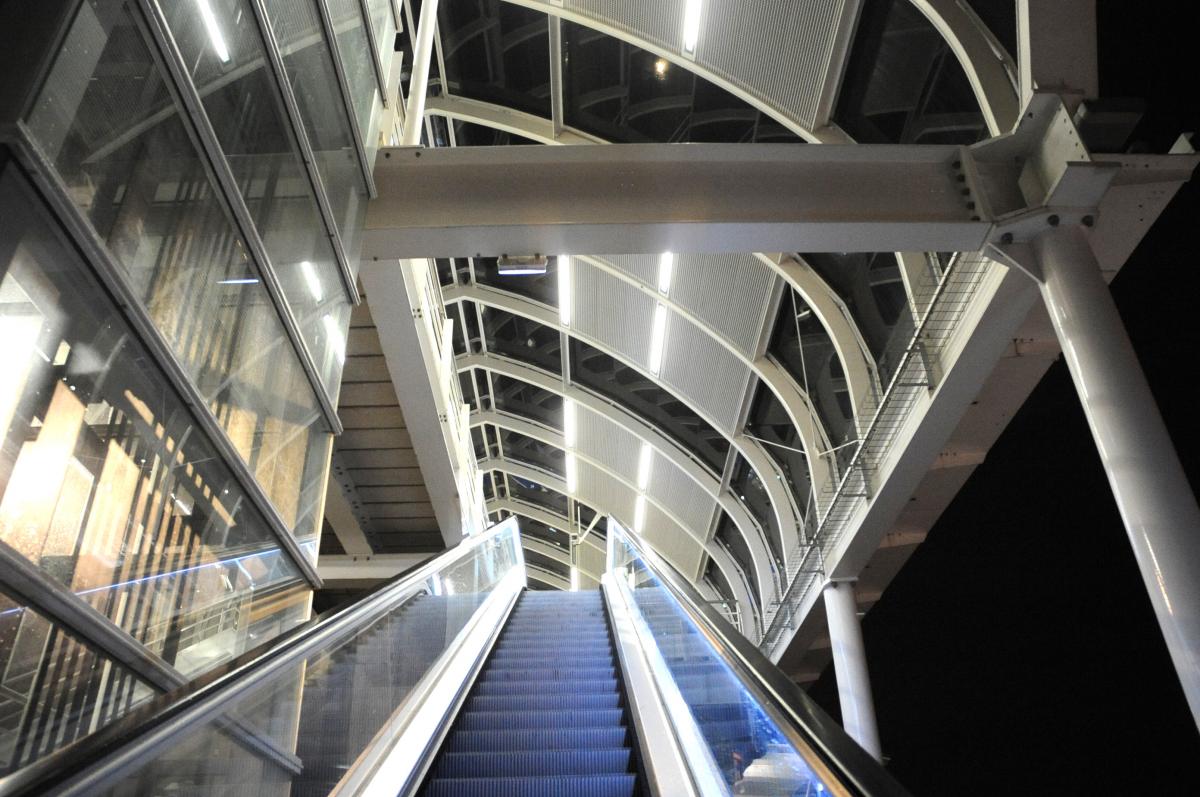 Ascenceur et escalier mécanique gare du Rer C