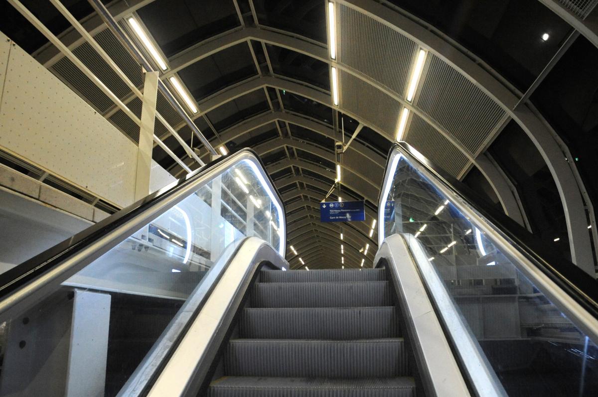 Ascenceur et escalier mécanique gare du Rer C