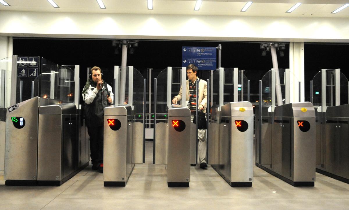 Composteurs de tickets gare de Massy Palaiseau Rer B photo Publiée dans l'hebdo l'Anticapitaliste N° 222 du 19 décembre 2013