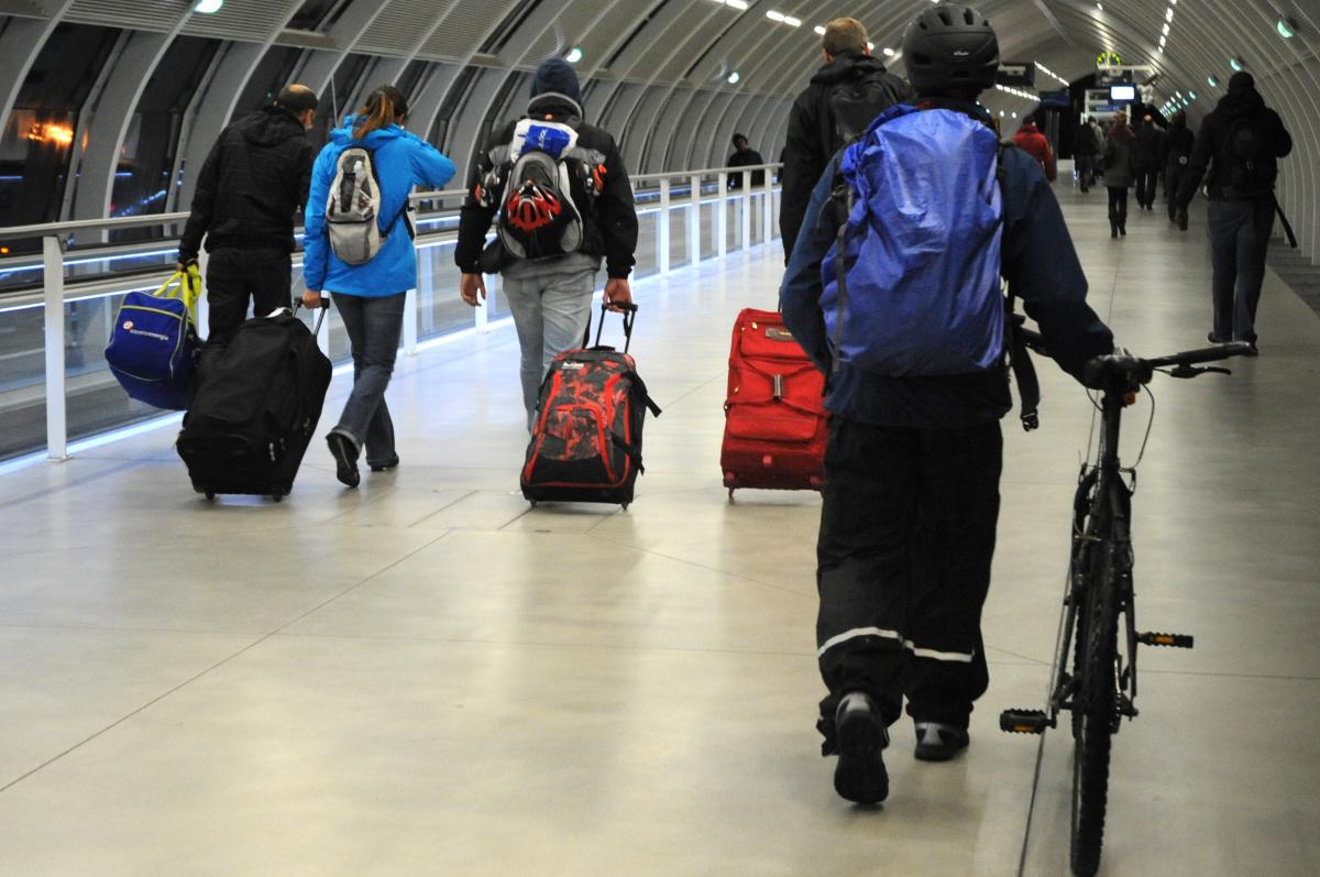 Passagers en gare de Massy Palaiseau TGV Rer B Rer C