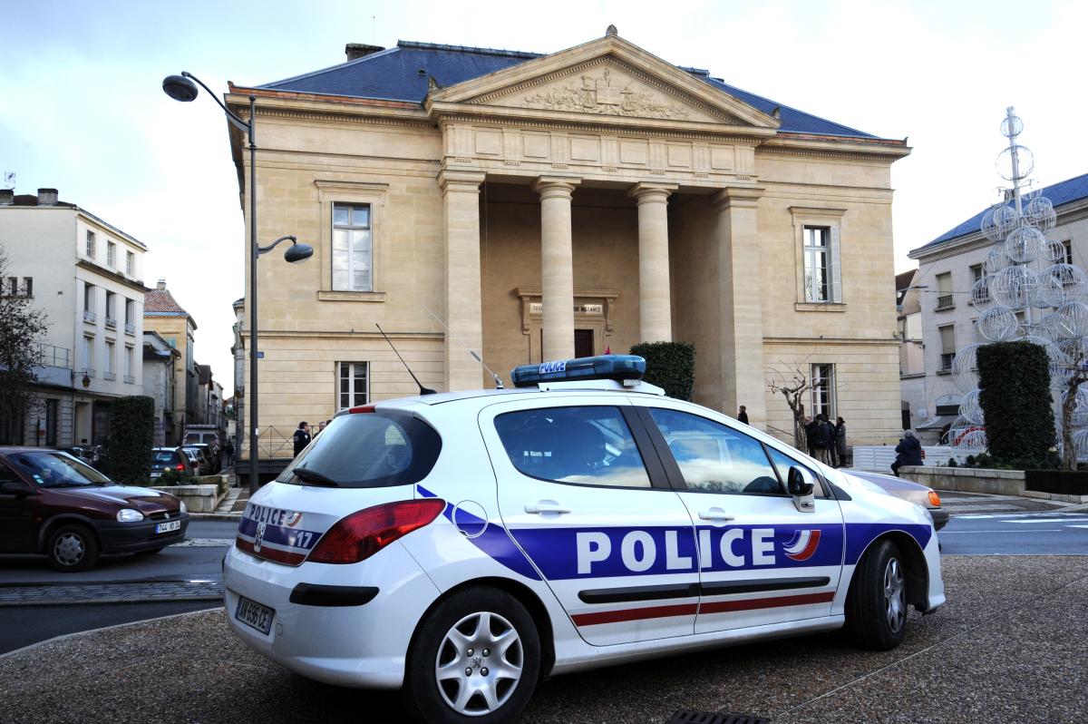 Voiture de Police devant le tribunal correctionnel de Bergerac en Dordogne