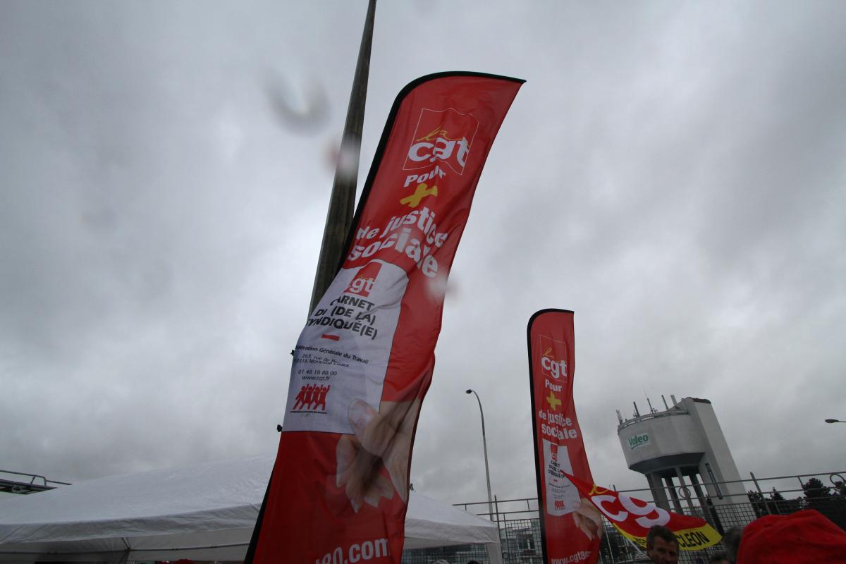 Bannières CGT sous la pluie et chateau d'eau Valeo