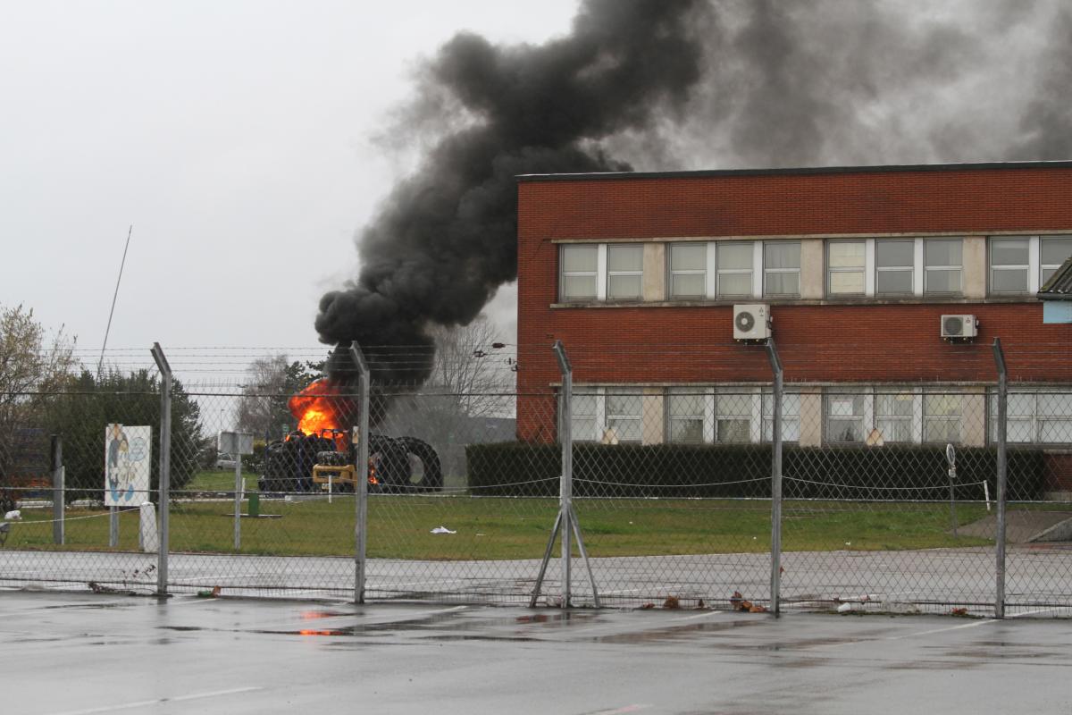 Les pneus brûlent devant le site Goodyear Amiens