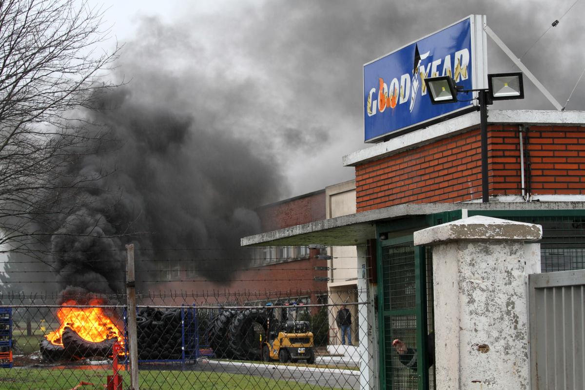 Les pneus brûlent devant le site Goodyear Amiens