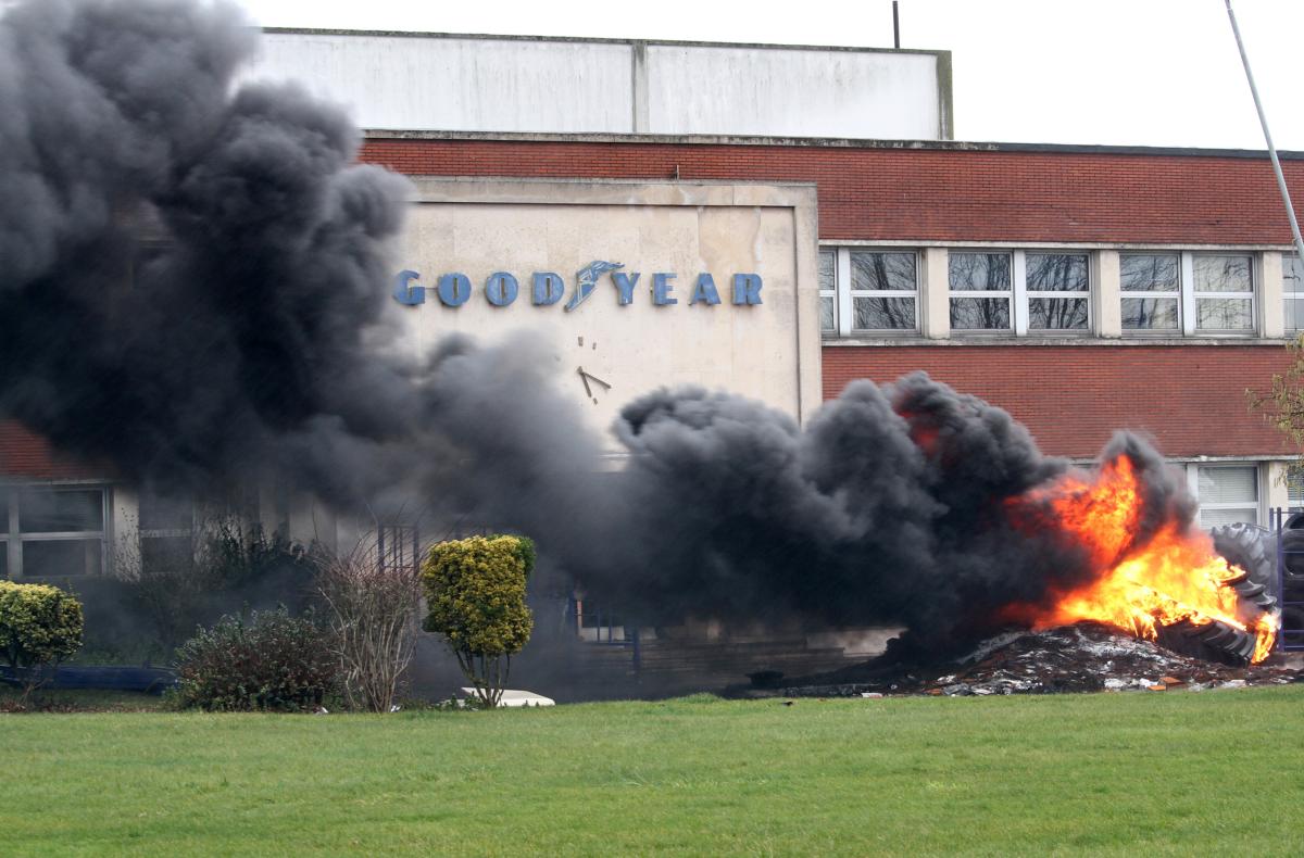 Les pneus brûlent devant le site Goodyear Amiens