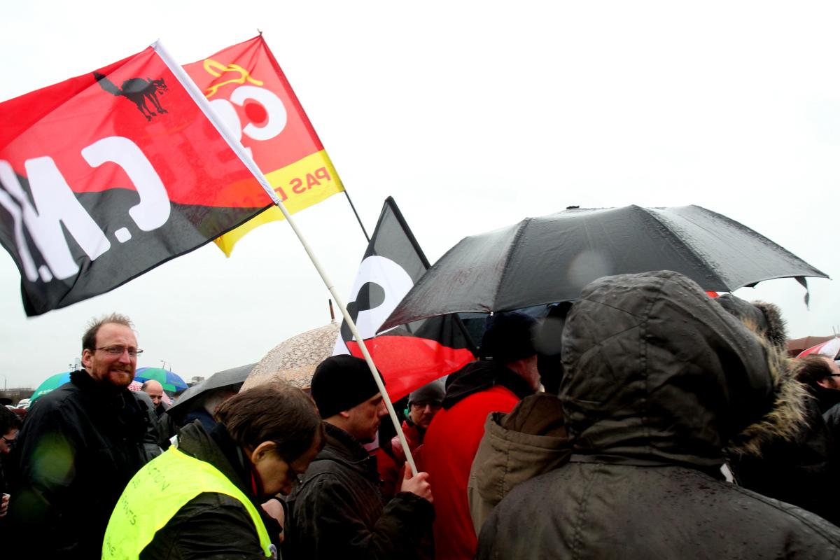 Le rassemblement sous la pluie